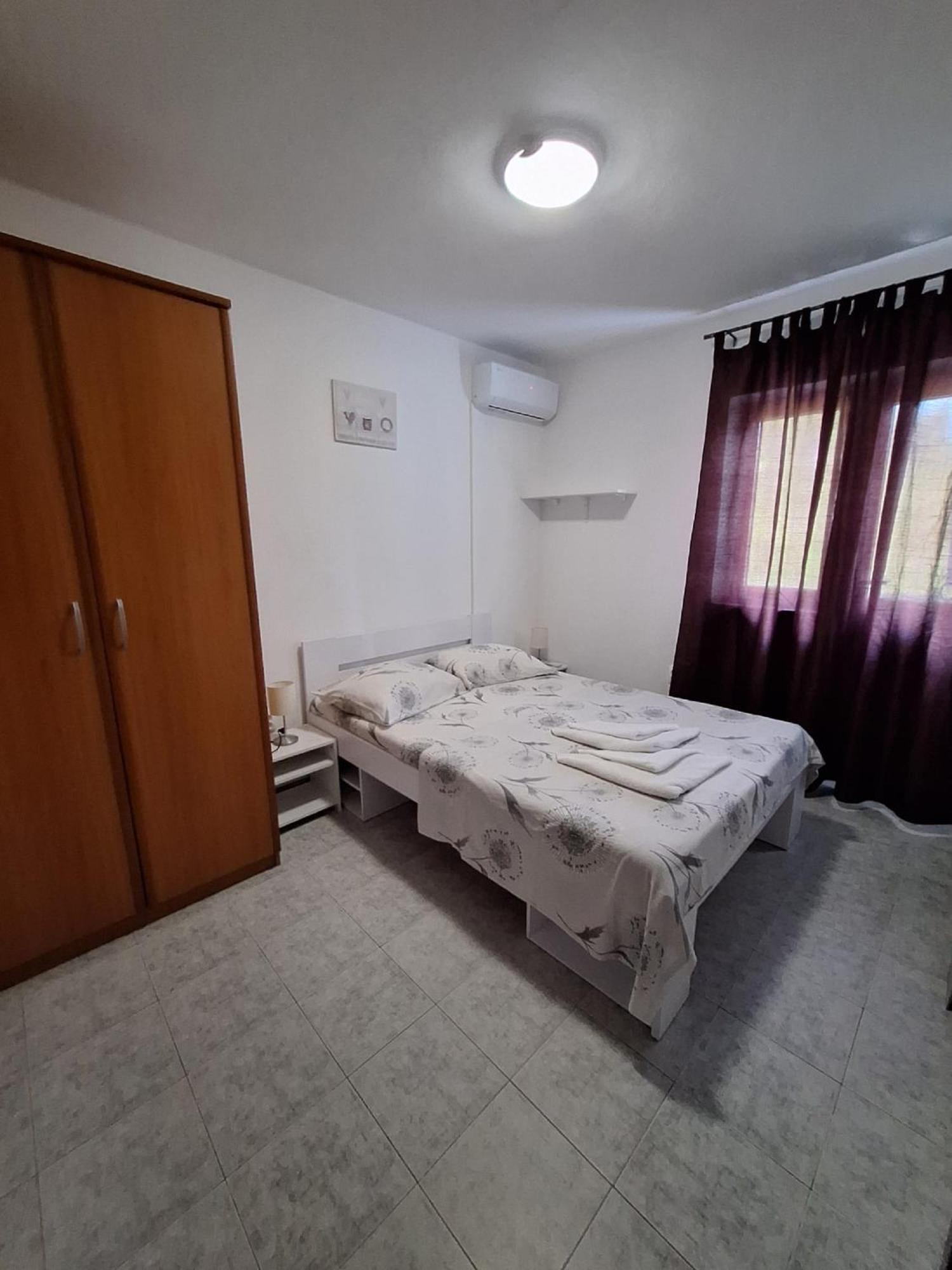 Apartments Dalmatin Жуляна Екстер'єр фото